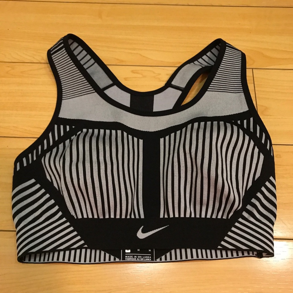 Nike women’s sports bra (NWOT)
